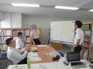 現場で感じたことをグループでまとめていきます