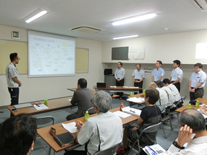 現地での報告会の様子 その1