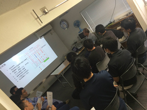 現地での報告会の様子 その2