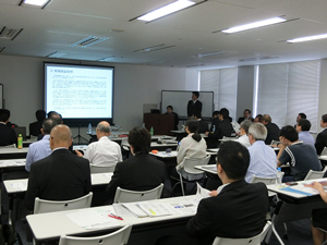成果報告会;ギャラリー多数、緊張の発表