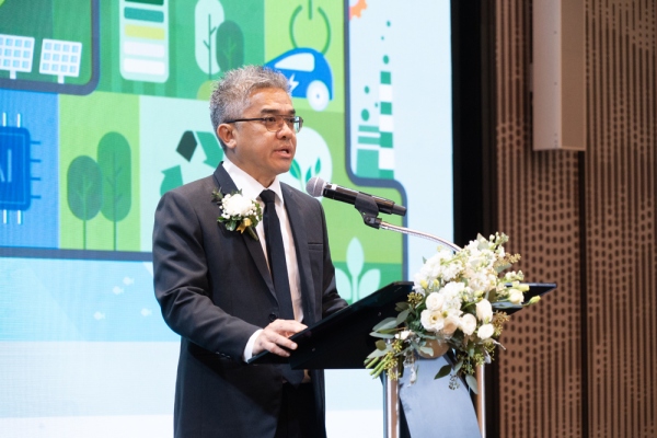 登壇するタイ工業省産業振興局（DIPROM）のドゥシット・アナンタラ副局長