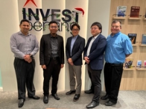 Invest Penang事務所前で記念撮影