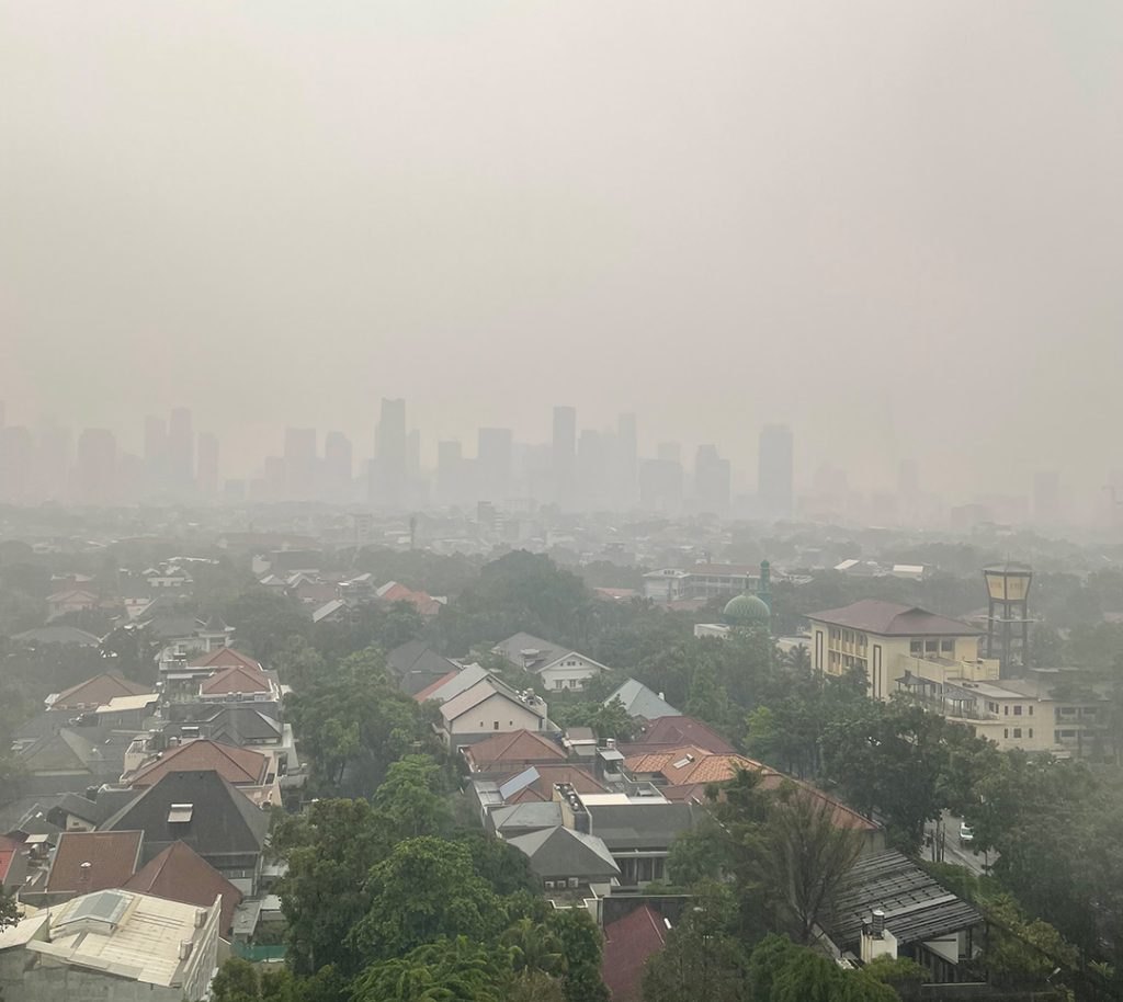 大気汚染で曇っている、空から見たインドネシアの街の様子