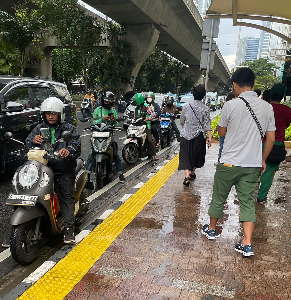 路肩に停車しているバイクとドライバー達