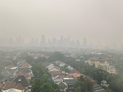 大気汚染で曇っている、空から見たインドネシアの街の様子