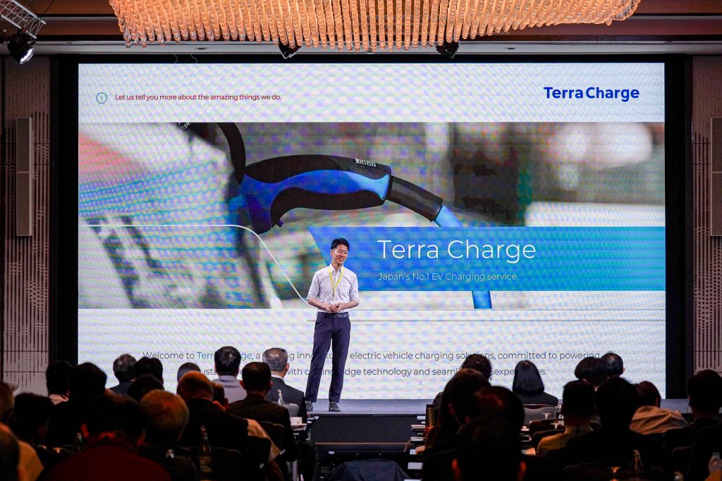 壇上でプレゼンをするTerra Charge (Thailand) Co., Ltd. 取締役/MD 鈴木 氏