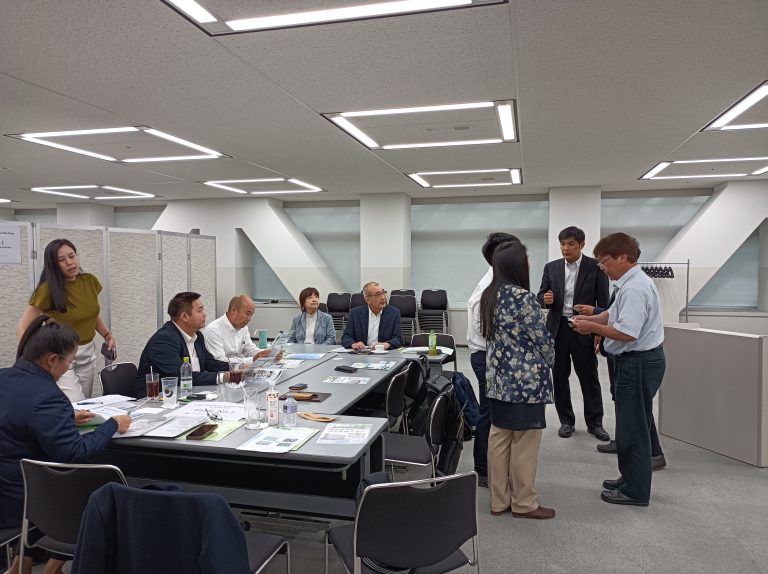 室内にて議論を交わす参加者たち