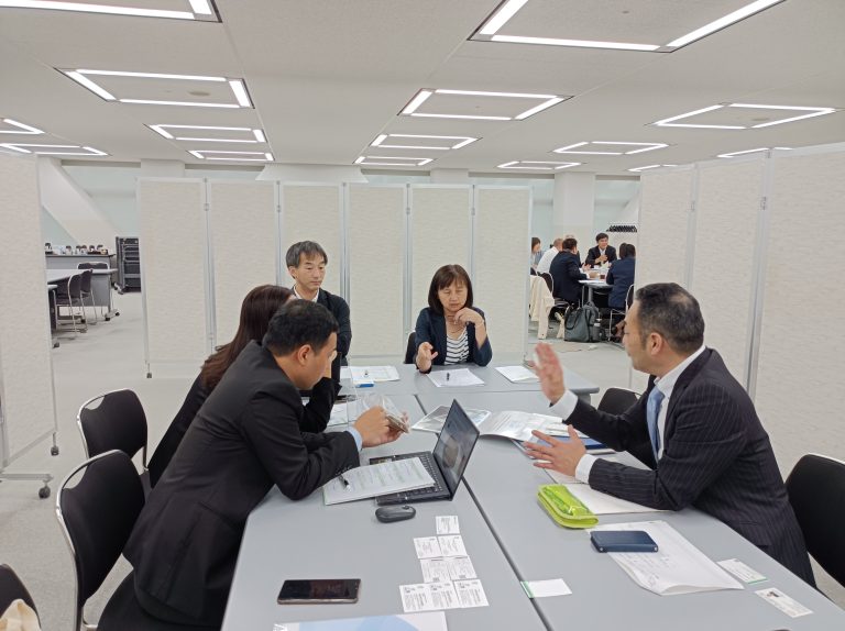 室内にて議論を交わす参加者たち
