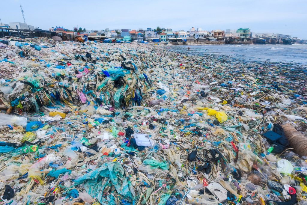 浜辺の海洋プラスチック廃棄物