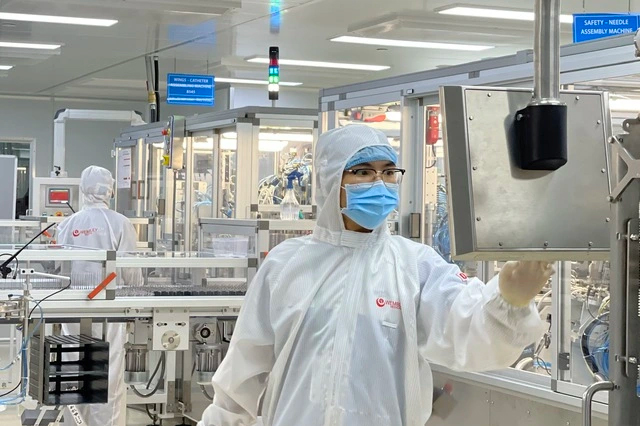 Manufacturing of high-tech medical devices in Saigon High Tech Parkで働くスタッフの様子