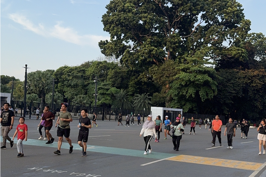 ウォーキングやジョギングを楽しむ市民