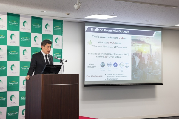 登壇するパッサコーン・チャイラット副事務次官