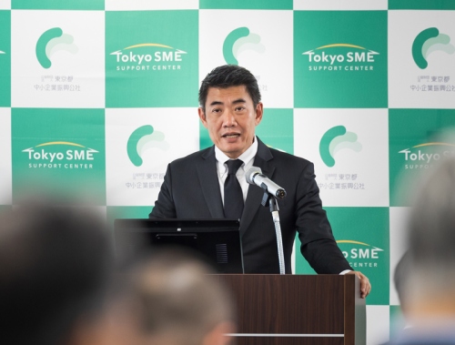 登壇するパッサコーン・チャイラット副事務次官