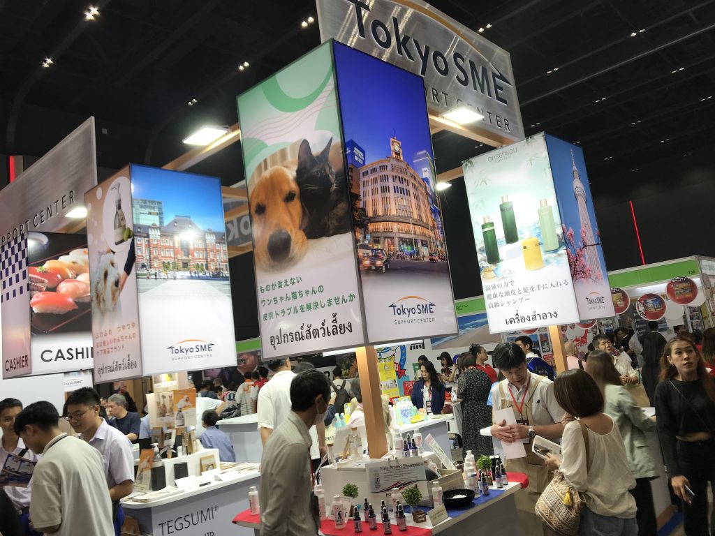 展示会中のブースのまわりに人が集まっている様子