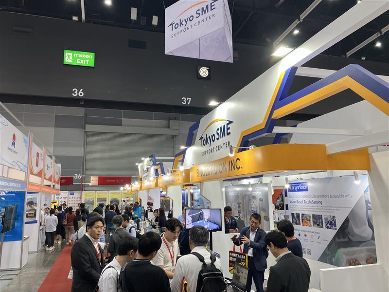 展示会中のブースのまわりに人が集まっている様子