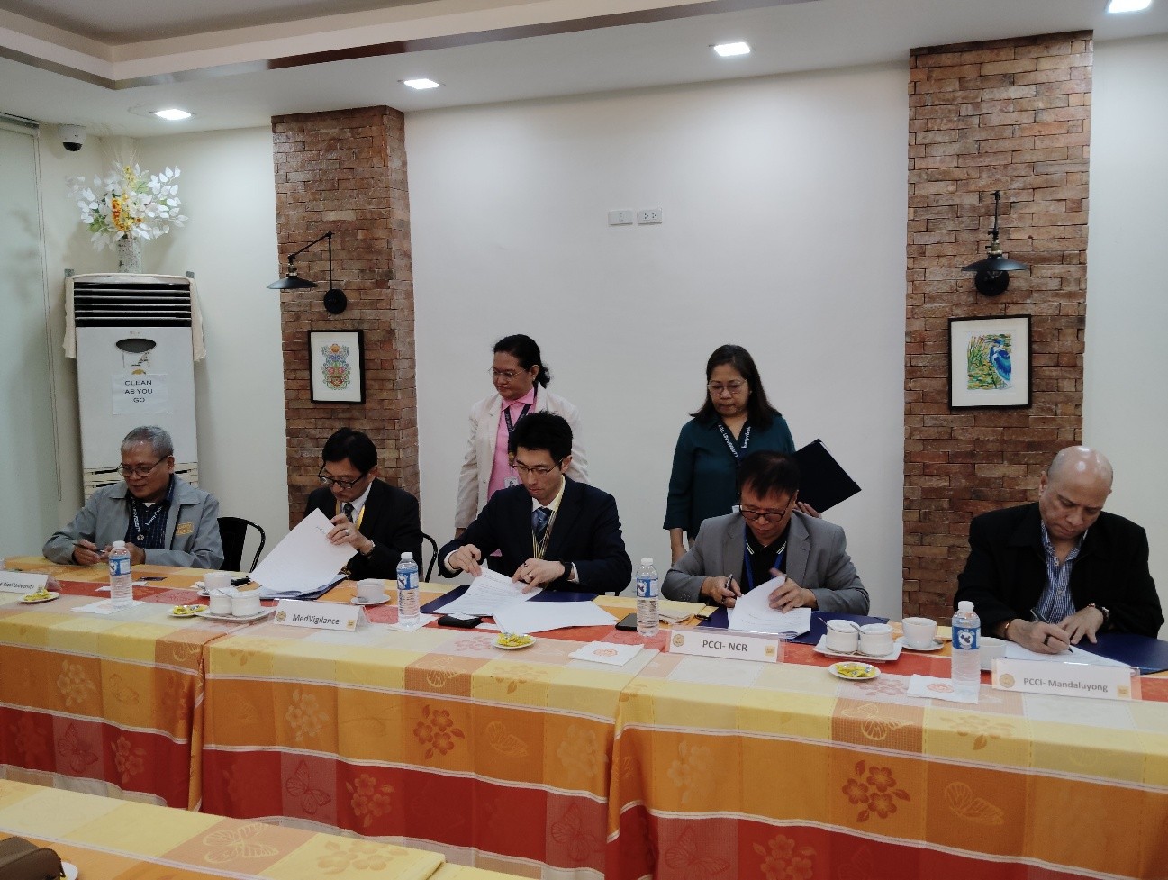 2025年９月、フィリピンのJose Rizal大学とFy Ringを用いたヘルスケア分野の研究、技術開発、セミナー等あらゆるステークホルダーへの啓蒙に関する基本合意書を交わした際の様子。耿氏（写真前列中央）の向かって左隣にいるのが公社の海外販路ナビゲータ
