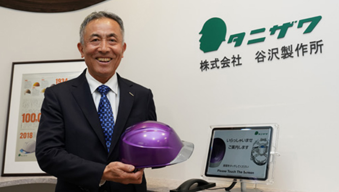 ヘルメットを手にする谷澤社長