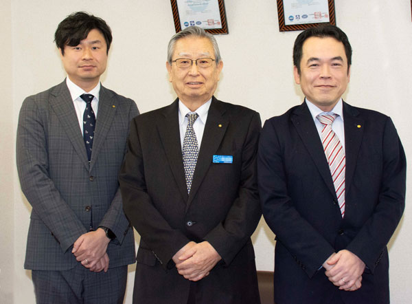 小山眞一社長(中)と小山泰一専務取締役(左)、松井博臣取締役(右)