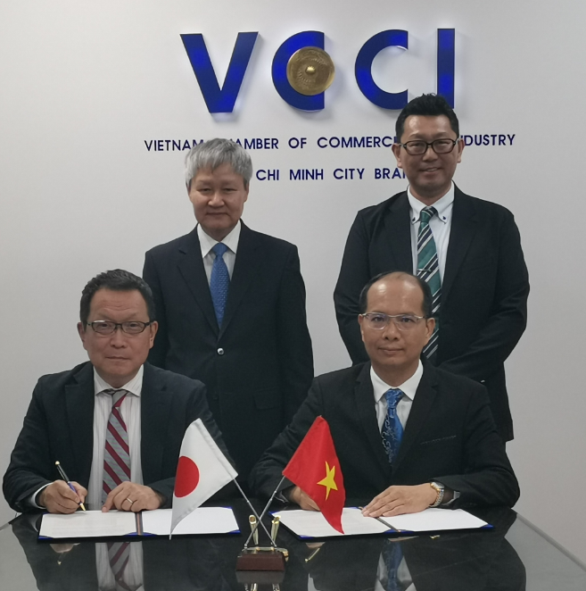 VCCI国際部門とのLOI締結時の様子。左上にVCCIタン副会頭、左下に公社国際部門須崎部長、右上に公社国際部門山本課長、右下にVCCI-HCMナム副所長。