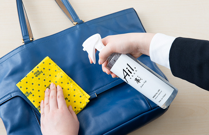 手入れがしやすく使いやすい革専用クリーニングスプレー。実演でわかりやすく紹介