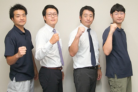 (左から)発注先、株式会社ウォールナットの小笠原氏、山本氏、高岩氏、笠原氏