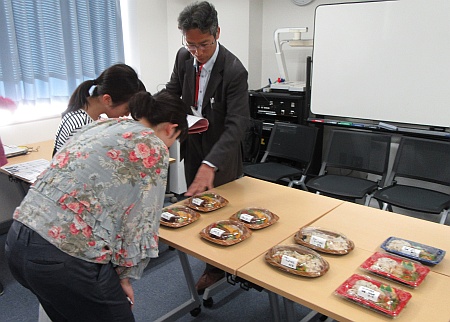 開発途中の試食会の様子