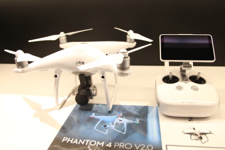 高機能カメラを搭載した空撮撮影用ドローン。