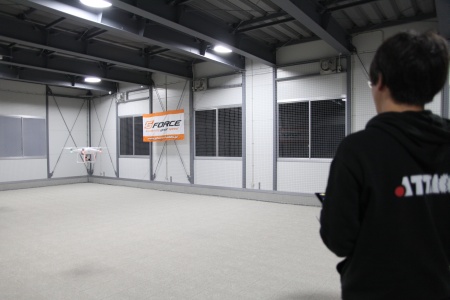 青森にあるドローンの室内練習場。手元のモニターで撮影状況を確認して操作する。