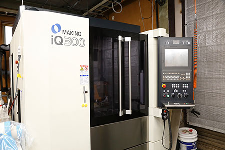 自社工場に備わるマキノiQ300