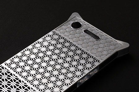 自社製作のスマホケース最も得意とする細かい形状加工。このスマホケースの模様は引き戸や障子戸に使用される日本の伝統文様を散りばめた組子を表現