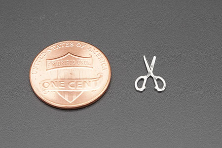 自社製作の微細加工はさみマキノiQ300(写真撮影済み)で加工したはさみ。小さいが紙を切ることも可能