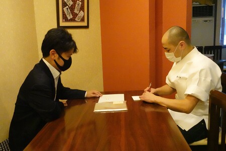 打ち合わせを重ねる佐藤氏とTAKAHASHI DESIGNの高橋 友明(たかはし ともあき)氏