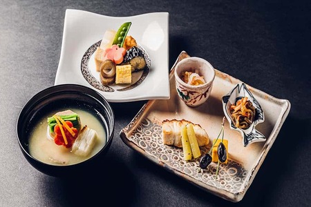 住宅街にひっそりと佇む「味の嘉づき」。美味しい日本料理をカジュアルスタイルでリーズナブルに楽しめる
