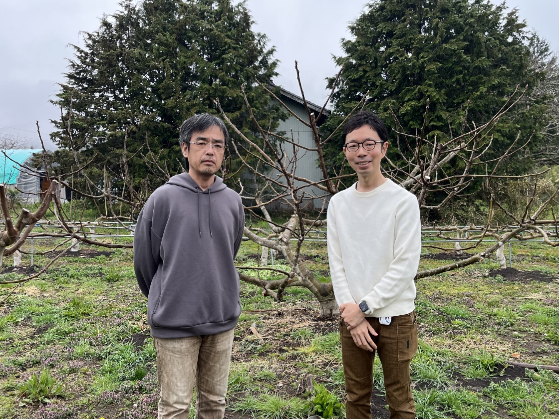 右【発注者：(株)HITOKUCHI CEO　荻曽友貴氏】　左【受注者：やまうち農園(株)専務取締役　山内裕貴氏】　＊やまうち農園の圃場にて