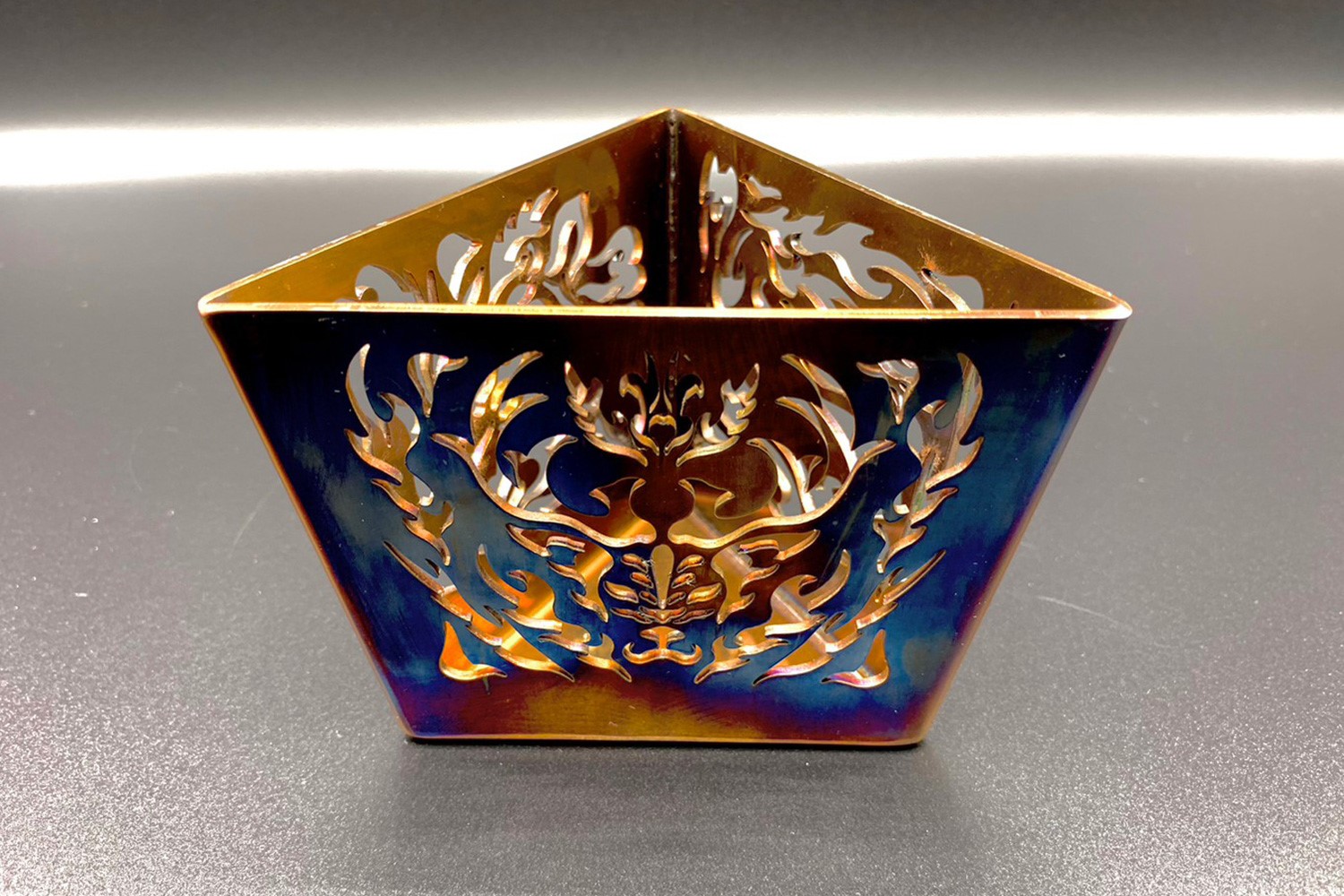 金属の繊細な表情が美しいzuga®︎のキャンドルホルダー。技術が既にデザインになっていることも葵製作所らしさである。