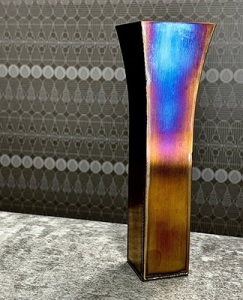 星雲を意味する「Nebula」と名付けられたシリーズ。熱処理による着色を一つひとつ手作業で行うことで、zuga®︎の中でも特に個性豊かな唯一無二の商品に仕上がっている。