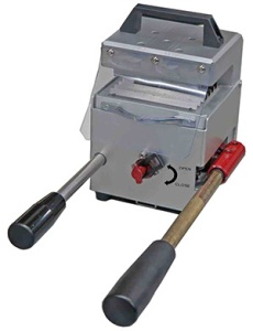 フラッシュバーガーは、SSDやフラッシュメモリなどの記録媒体を破壊状態が目に見える状態に物理破壊する装置。