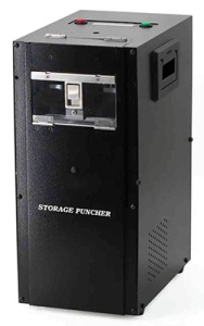 ストレージパンチャーは、HDDやSSDなどの記録媒体を安全かつ効率よく物理破壊し、データを復旧不可能な状態にする装置である。