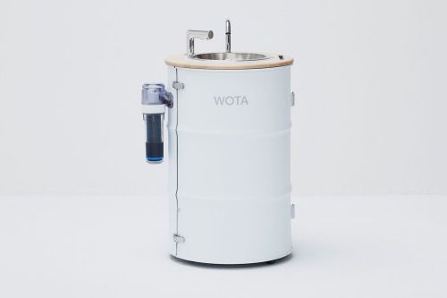 水循環型手洗いスタンド「WOSH」。使用した水の最大98％をその場で再生して循環し、上下水道のない場所にも設置できる。スマートフォン除菌機能付き。