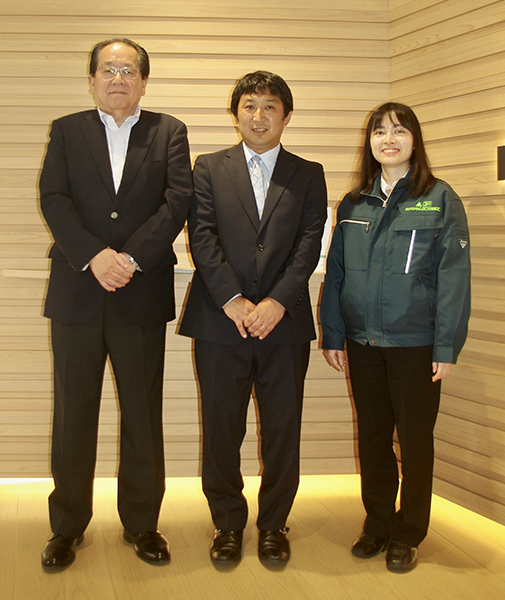 住インテリア事業部 執行役員 開発技術統括：真崎 善行さん（左） パテント部 課長：濱野 俊夫さん（中） パテント部：平山 稲穂海さん（右）