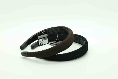 長時間装着していても頭部を締め付けないように工夫されたカチューシャ。肌に触れるサイドキャップの部分に発泡ゴムを使用している。