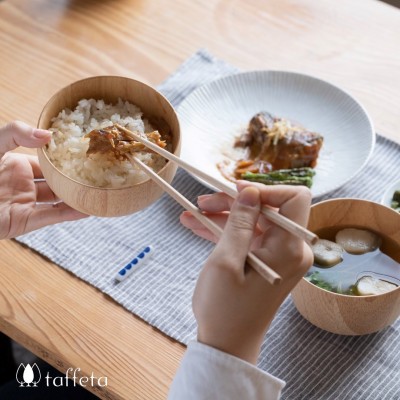 普段使いの木製食器ブランド「taffeta（タフタ）」。ブランド名（taffeta：紡ぐ）には「必要な部分だけを紡ぎとり、シンプルに。」という意味が込められている。