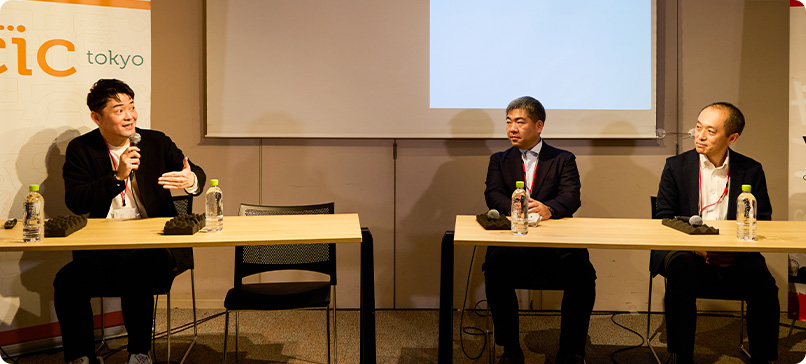 左から／モデレーター：小林誠氏、パネリスト：多田興平 ピエゾソニック代表取締役、諸橋大介 シンセティックゲシュタルトAI事業部長