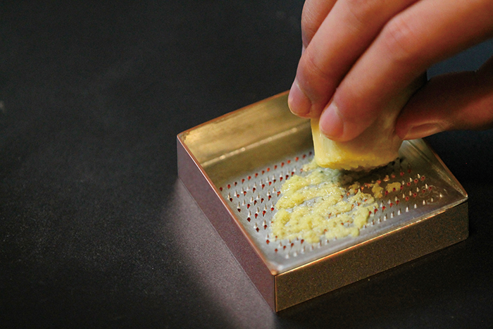 銅 薬味おろし金 ふたやく 使用感も意匠も格別な逸品