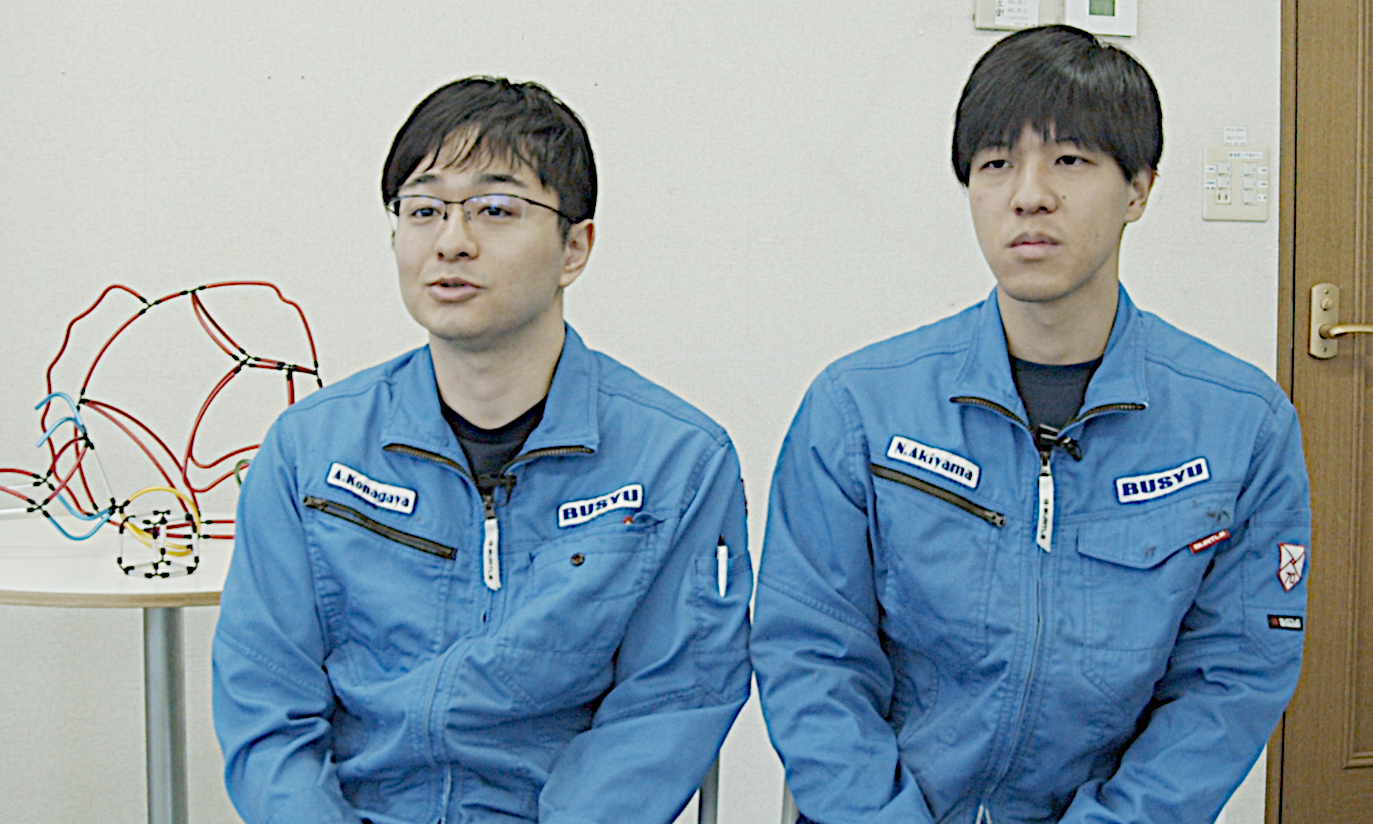製造部1班 指導員 小長谷 輝さん(左)と製造部3班 秋山 直輝さん(右)