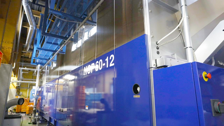 洗濯工程ごとに11槽で構成される全長20mの大型洗濯機