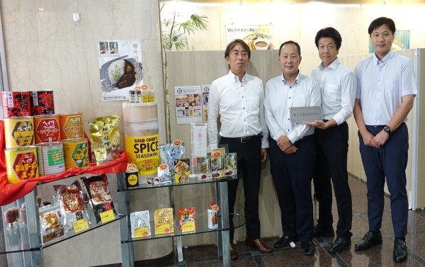定番商品、森村社長と社員