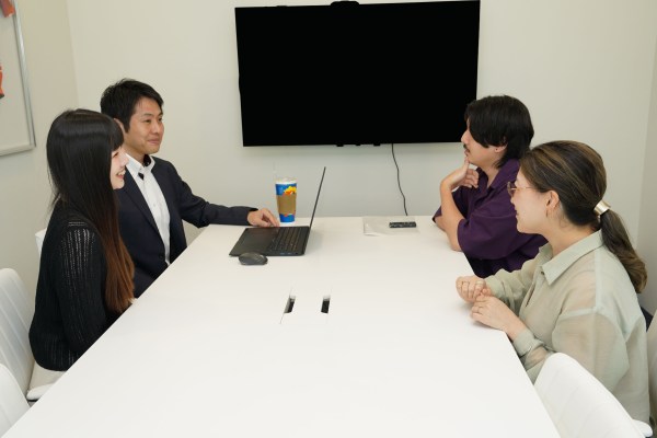 本間社長と社員の会話風景