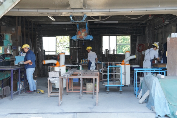 工場現場作業風景