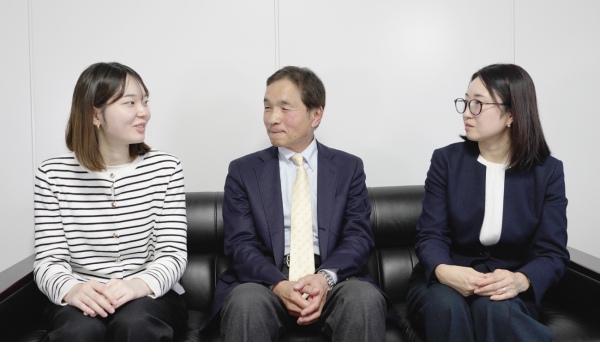 写真左より：総務部 石丸 氏、髙島社長、寺末取締役